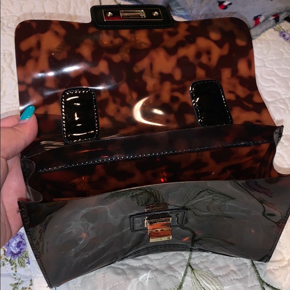 📌 Tortoise with gold detail plastic purse.